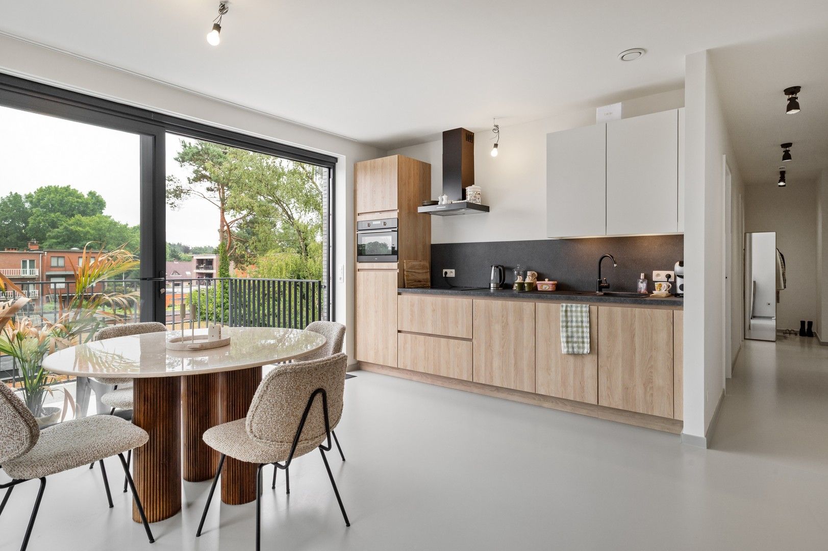 Ruim, nieuwbouw appartement met 2 splk en heerlijk terras foto 3
