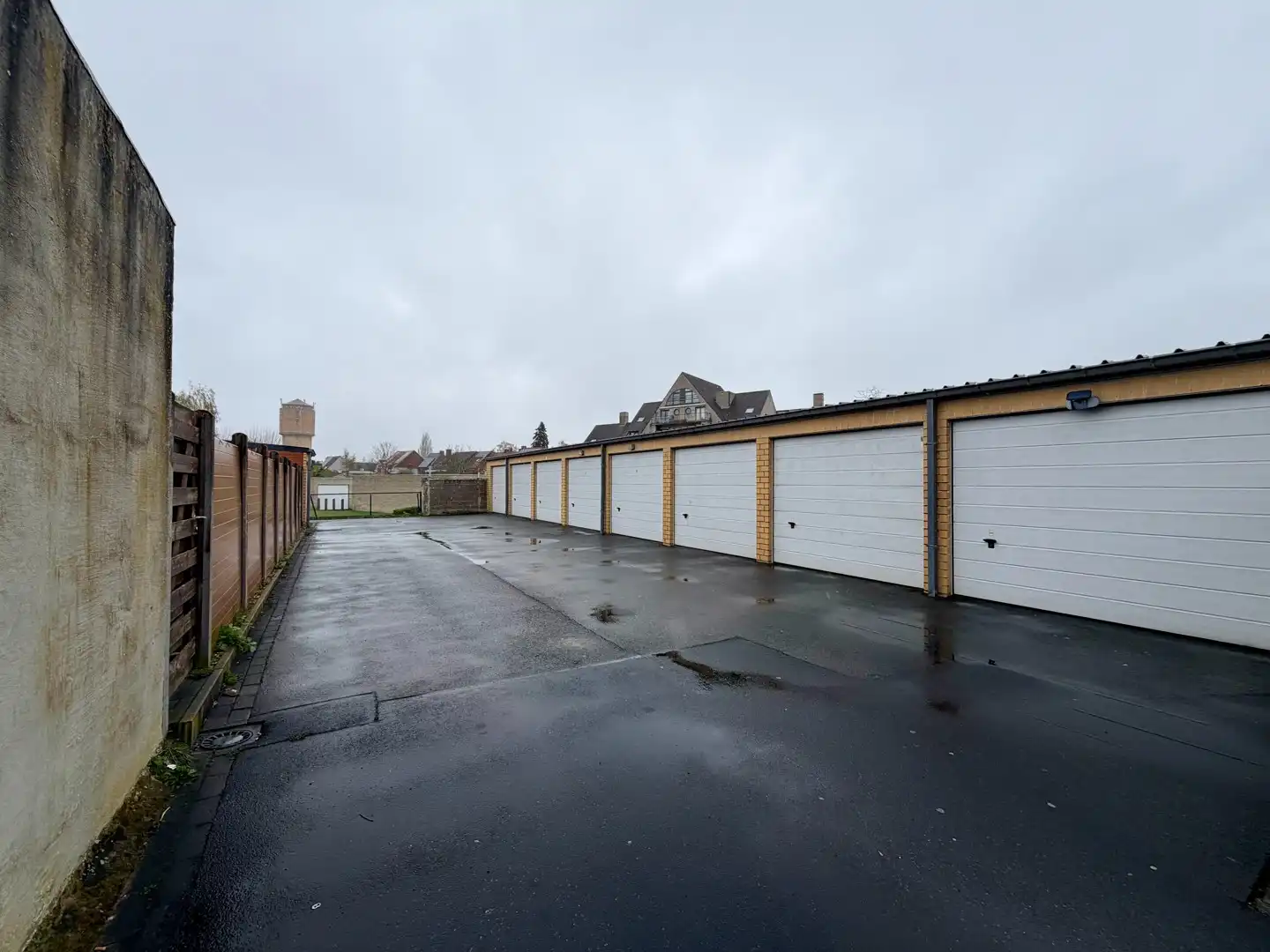 Instapklare woning met 2 slaapkamers en diepe tuin te Roeselare! foto 15