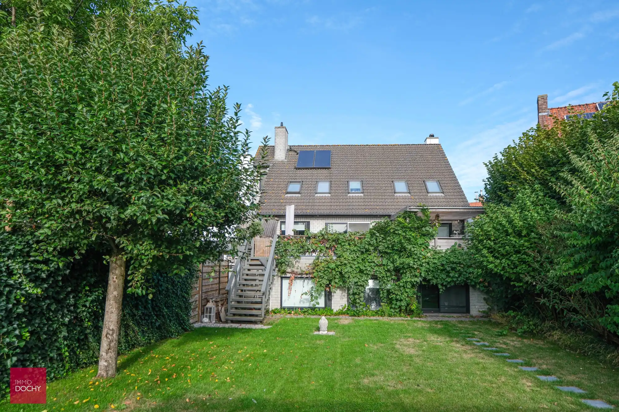 Ruime (groeps)praktijk of kantoor met woning foto {{pictureIndex}}
