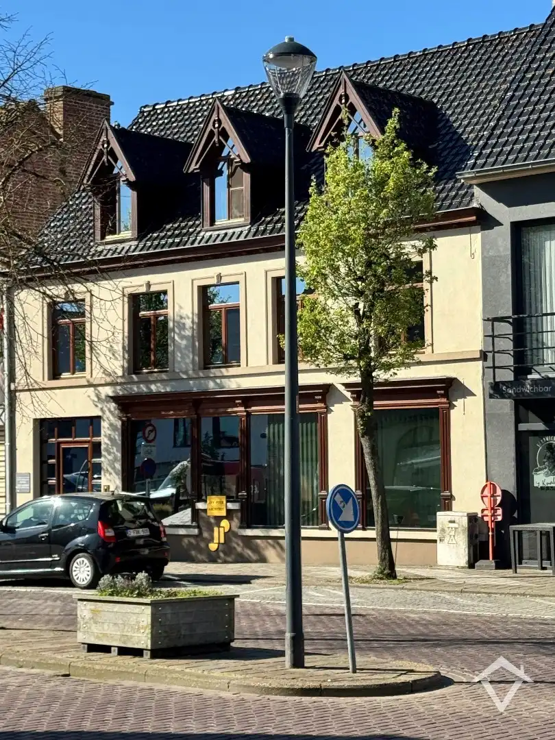 Deze instapklare handelswoning is gelegen in het centrum op een commerciële topligging op de markt van Koekelare foto 4