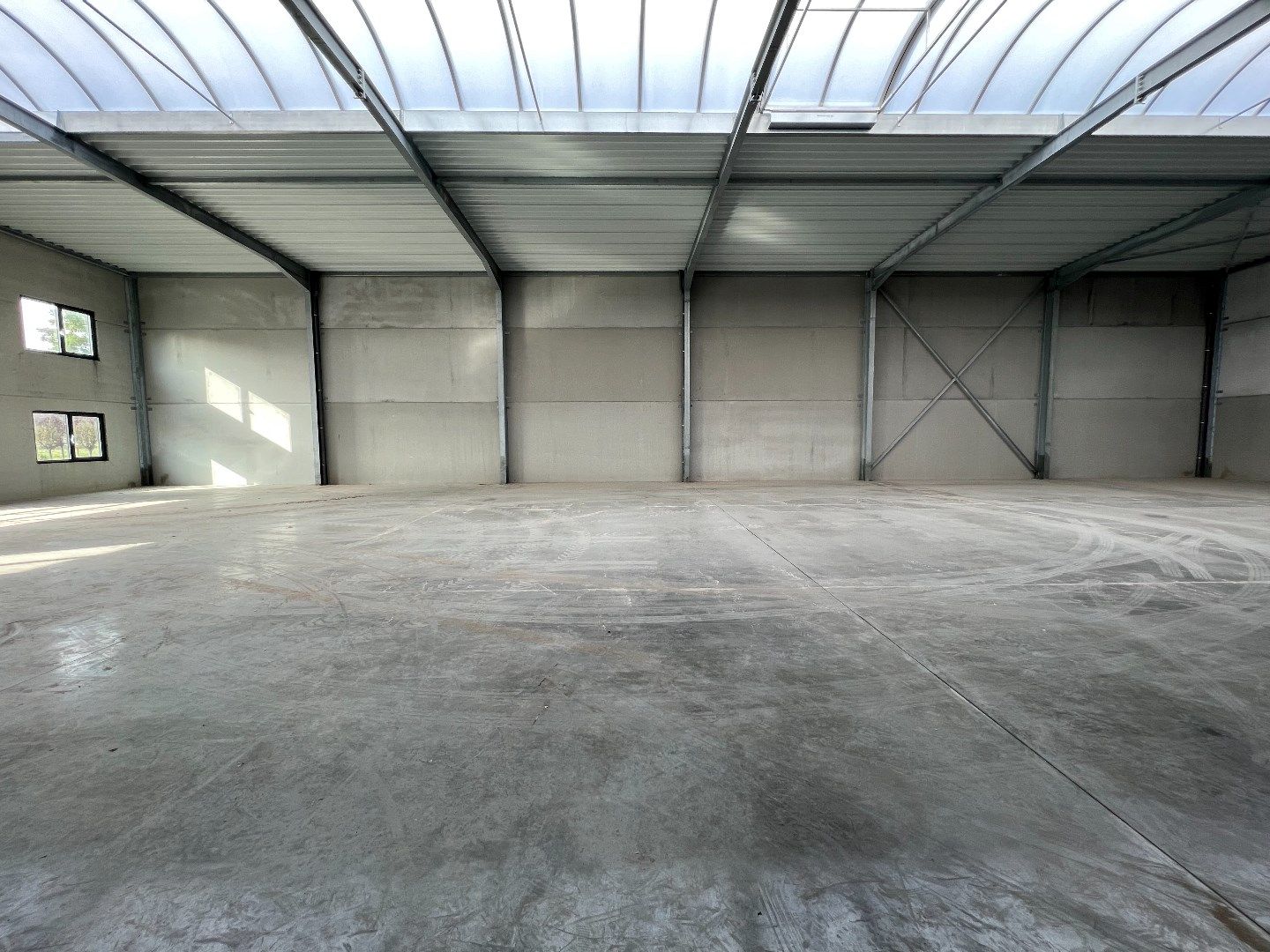 Moderne industriële hangar uit 2022 van 648m²  foto 5