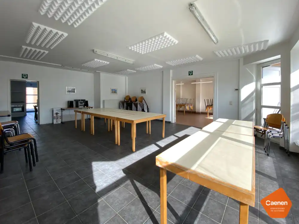 Zeer ruim, lichtrijk handelspand te koop op commerciële locatie! foto 10