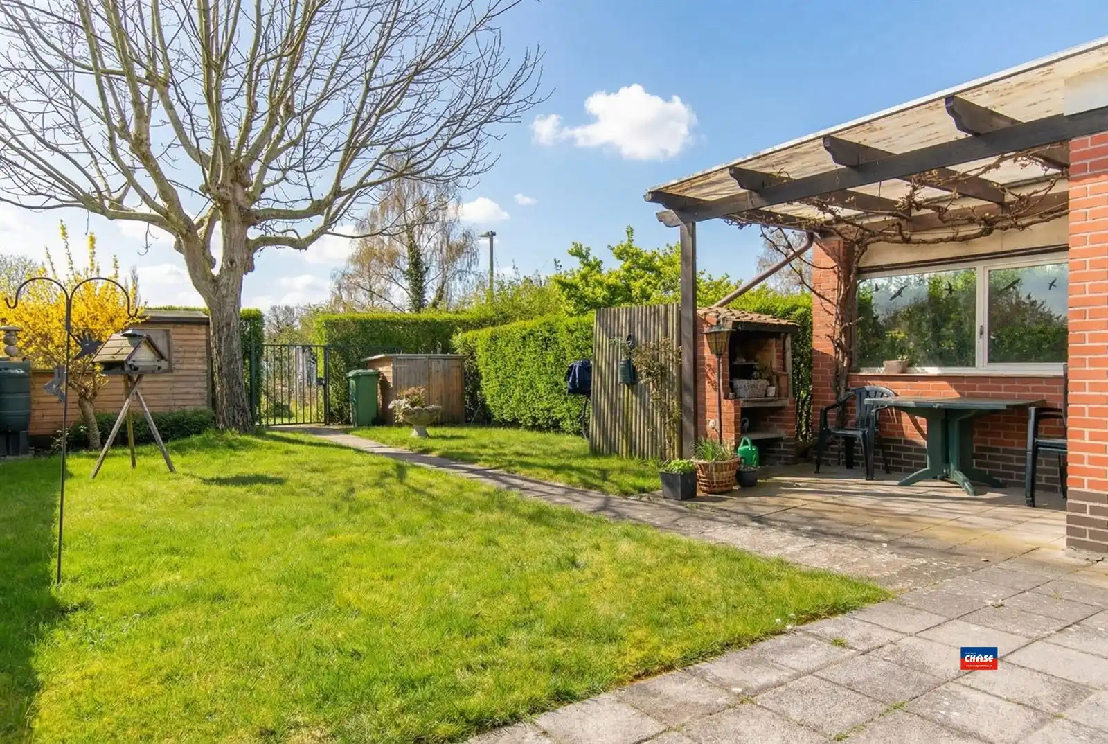Op te frissen rijwoning met 3 slaapkamers, zolderkamer en gezellige zuid tuin. foto 12