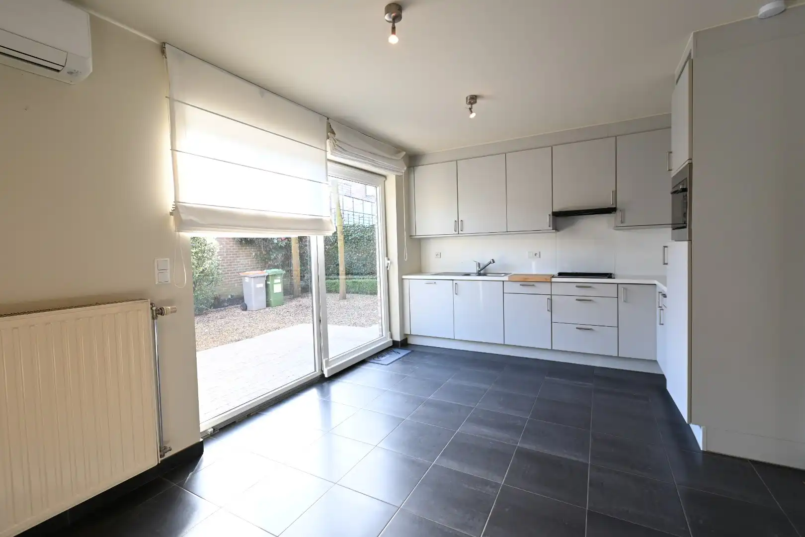 Degelijk 2-slaapkamer gelijkvloersappartement met autostandplaats + in hartje Bilzen foto 8