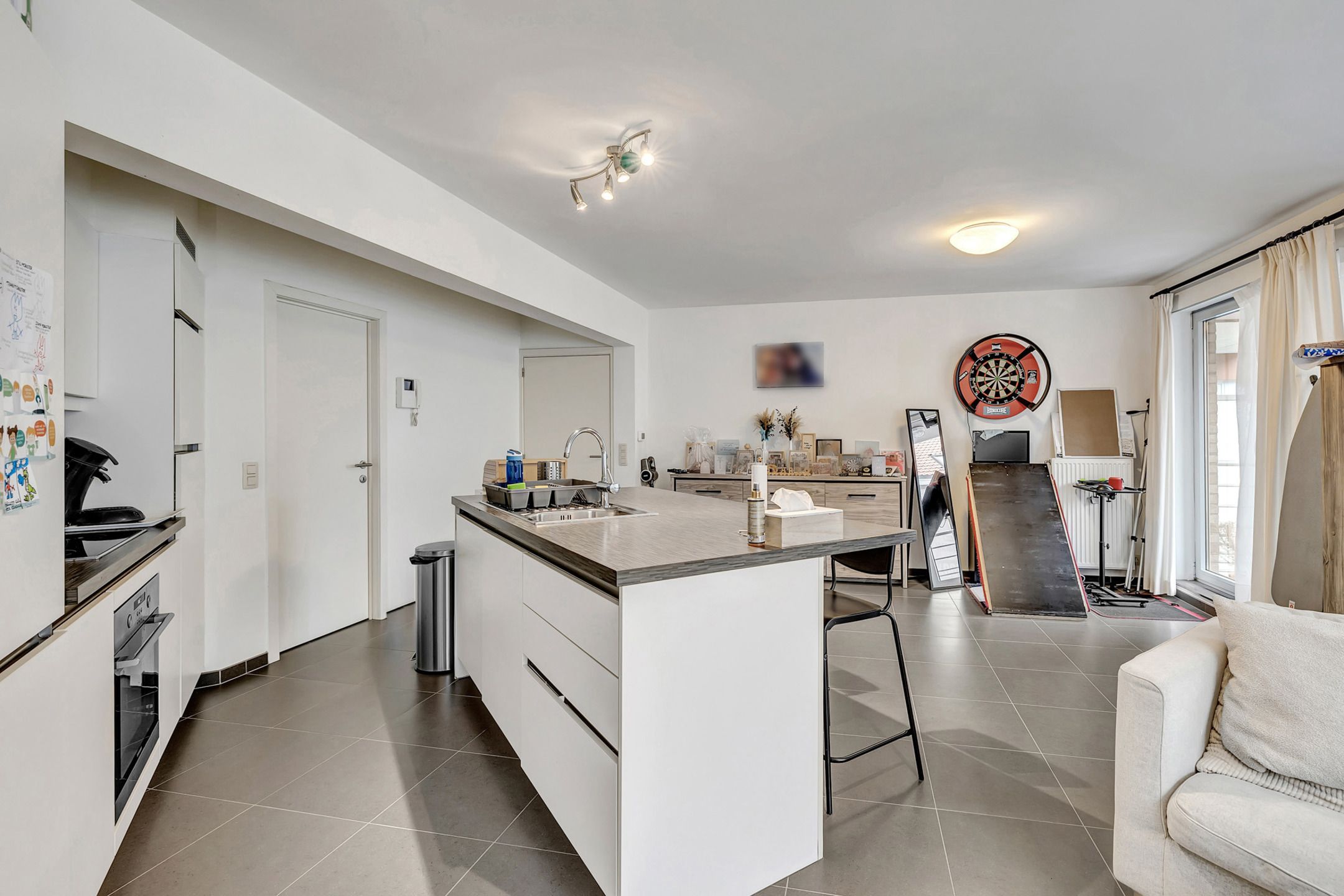 Instapklaar appartement met terras en overdekte staanplaats foto 7
