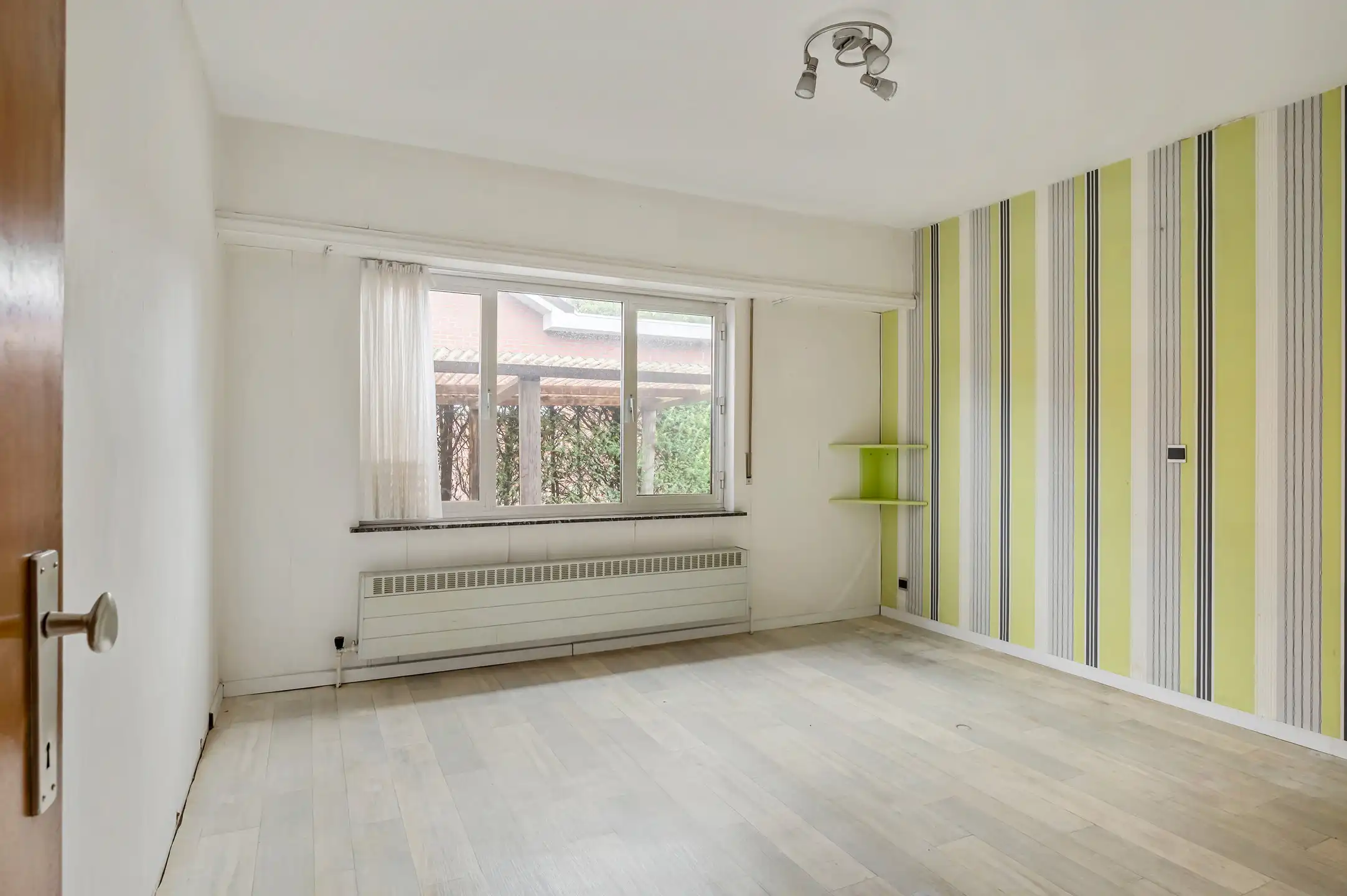 Vrijstaande renovatiewoning met 3 slaapkamers, garage en diepe tuin foto 13