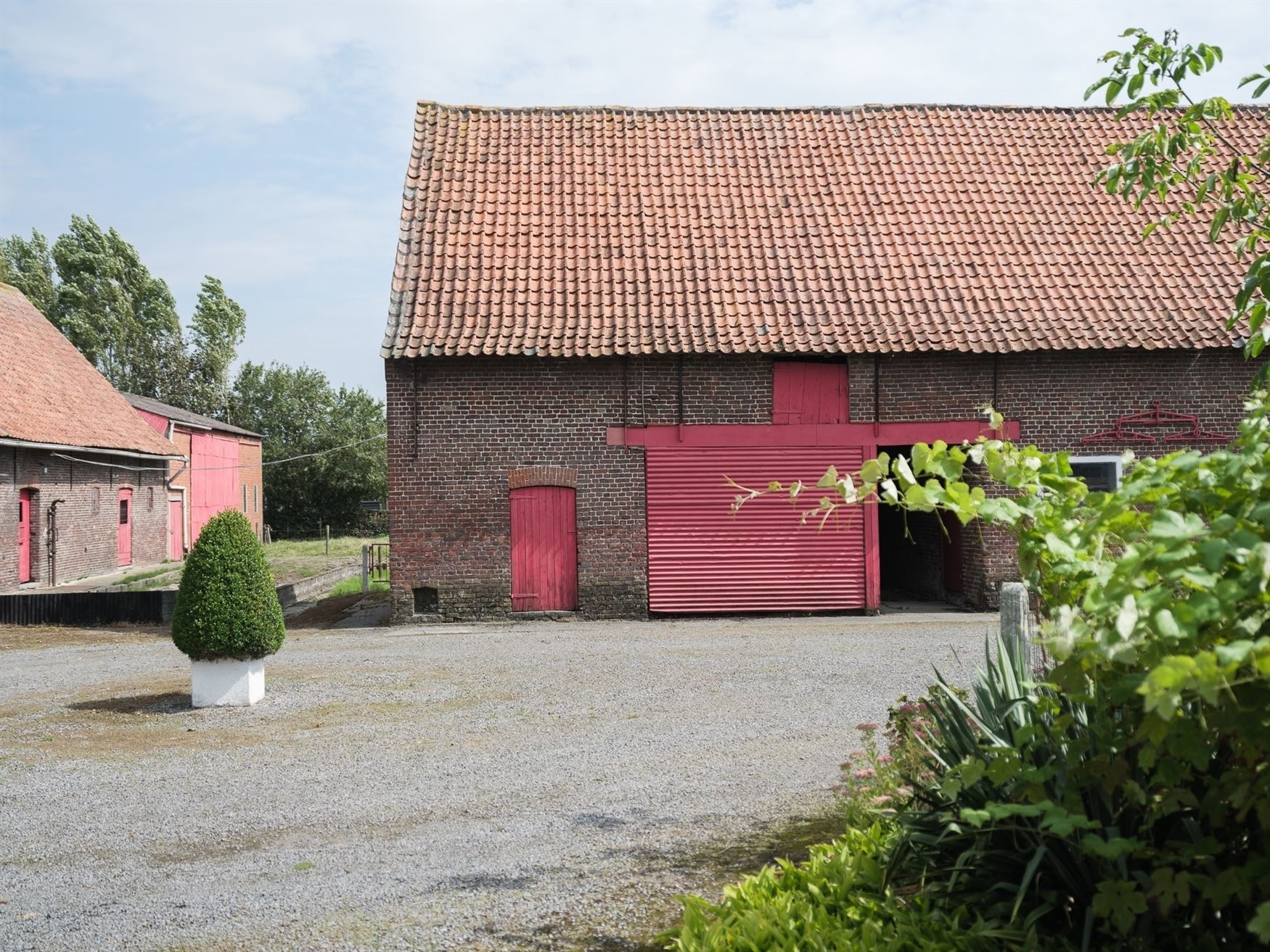 Hoeve met bijgebouwen op riant perceel foto 8