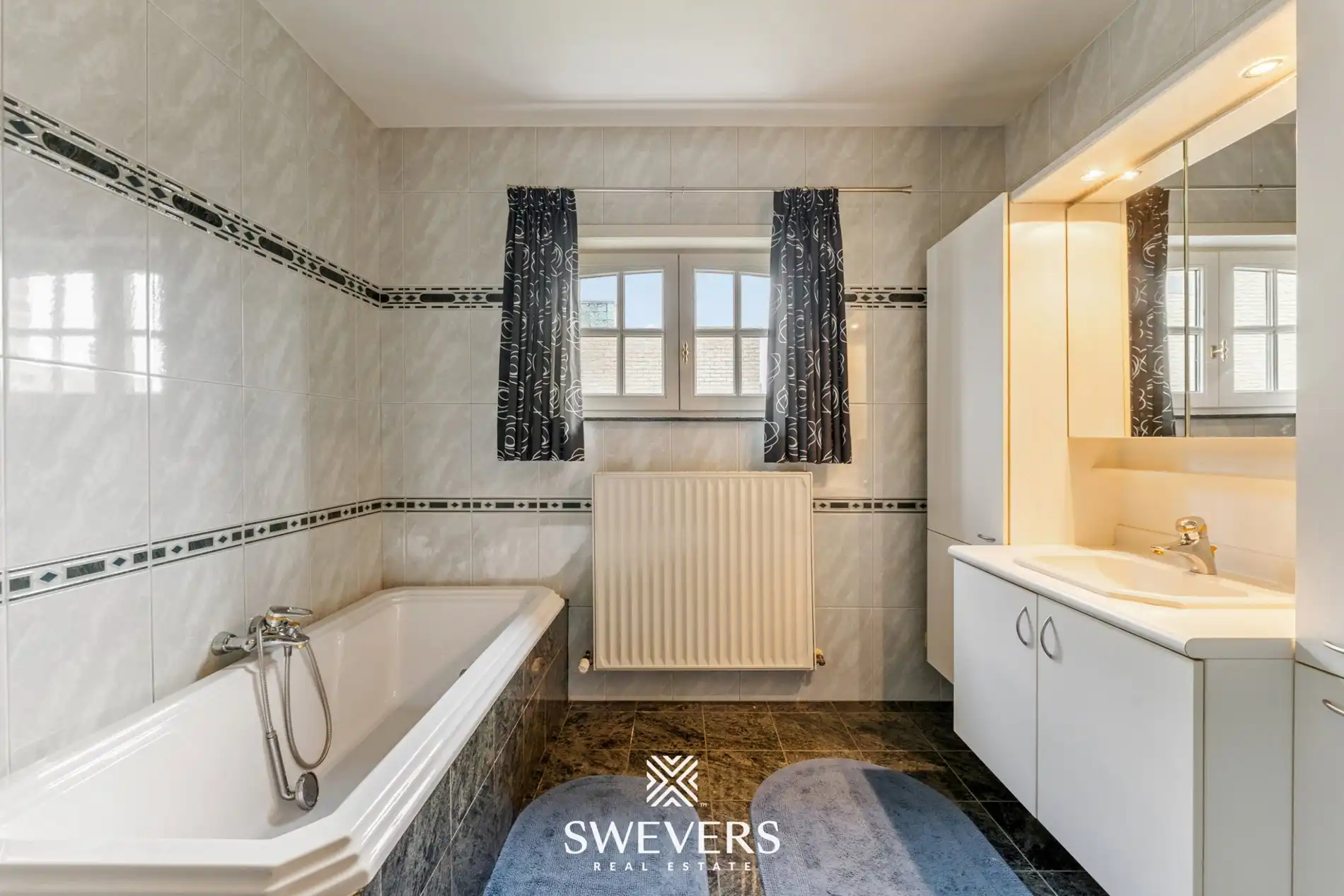 Ruime open bebouwing met 4 slaapkamers en zonnige tuin in Houthalen foto 21