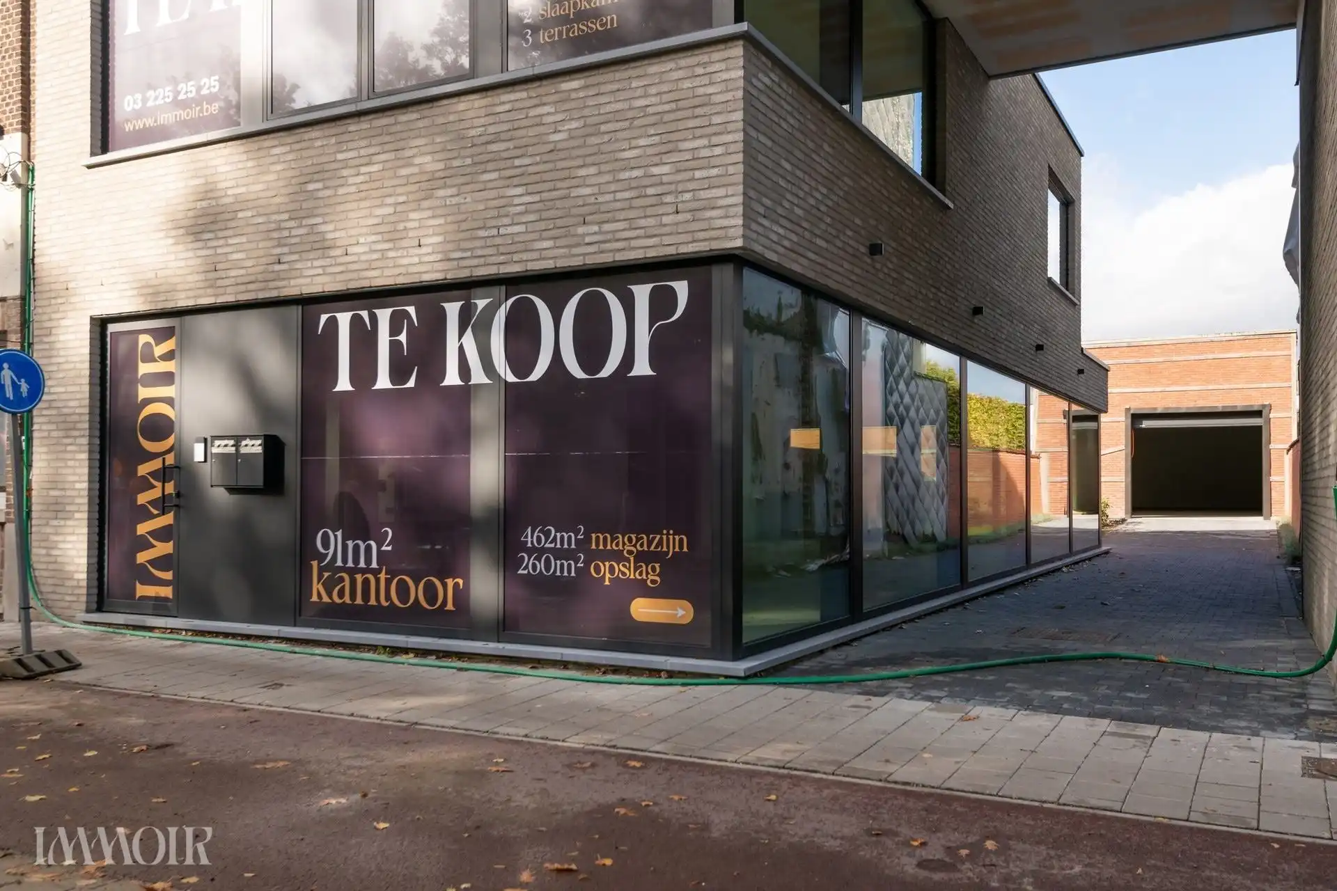 Veelzijdig bedrijfsvastgoed met kantoor, magazijn en buitenopslag. foto 2