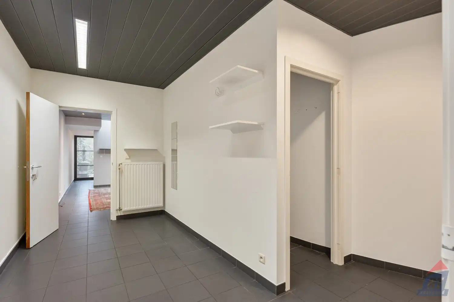 Veelzijdig pand met praktijkruimte en duplex appartement op toplocatie in Sint-Truiden foto 11