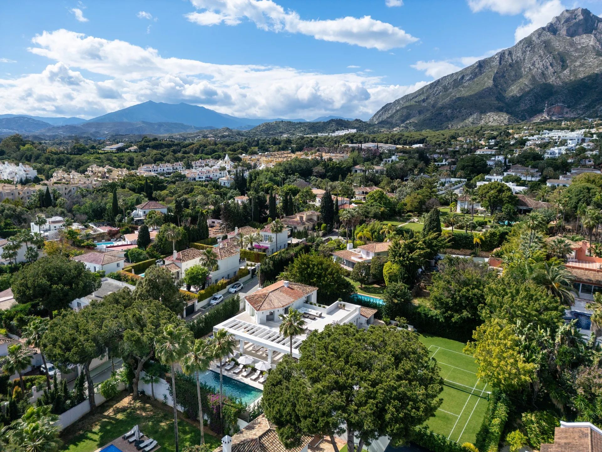 Iconische villa in Marbella’s toplocatie – instapklaar meesterwerk met tennisbaan, spa en cinema foto 27