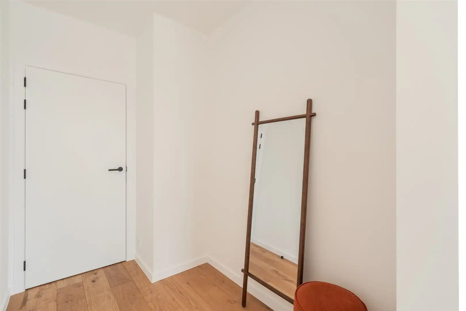 Modern ingericht één slaapkamer appartement foto 23