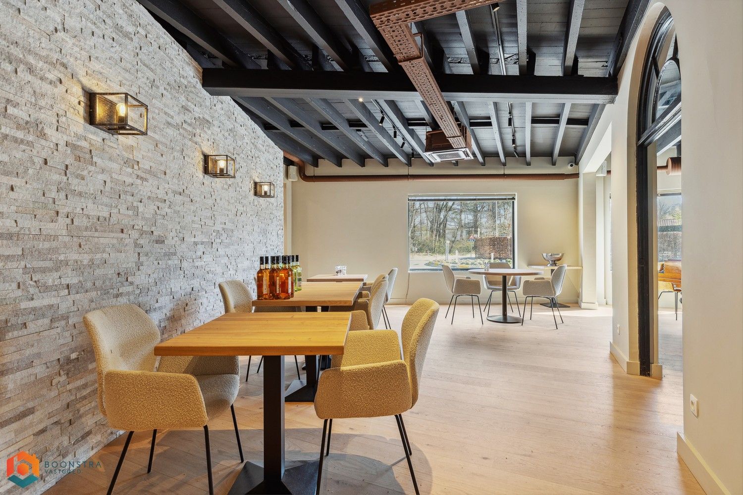 Grondig gerenoveerd handelsgelijkvloers met woonst en ruime parking foto 9