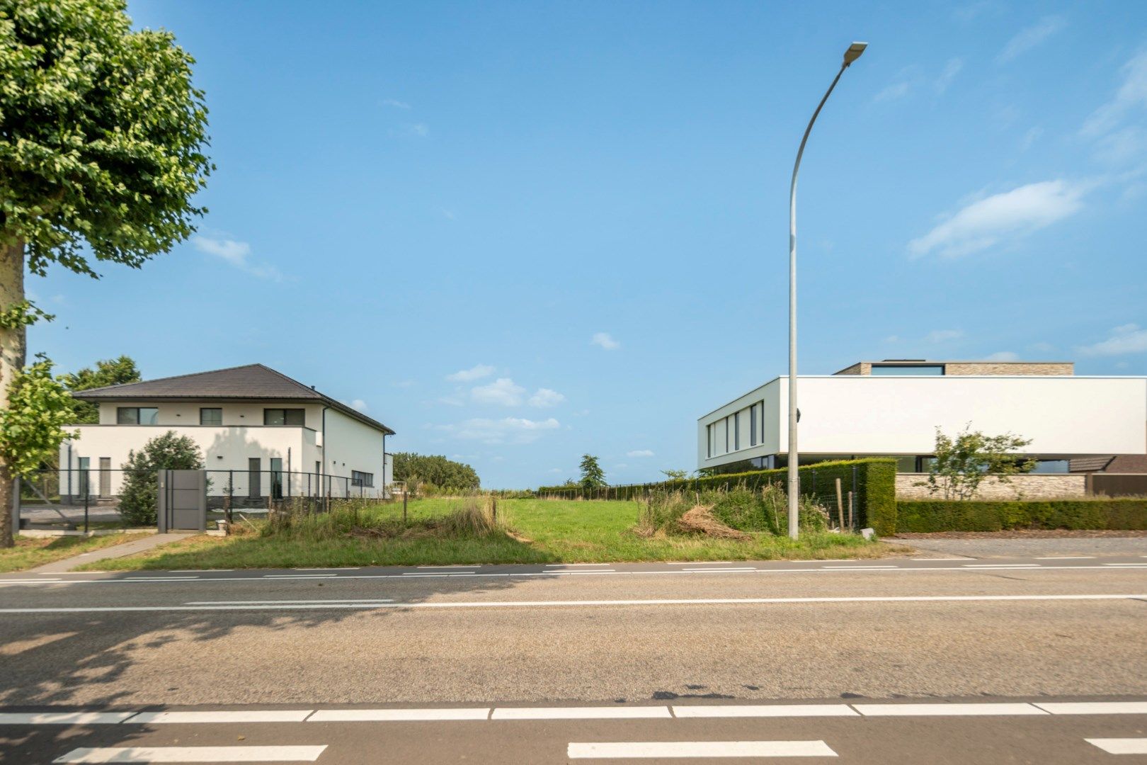 Ruim perceel geschikt voor een mooie open bebouwing, met zicht op de achtergelegen velden foto 5