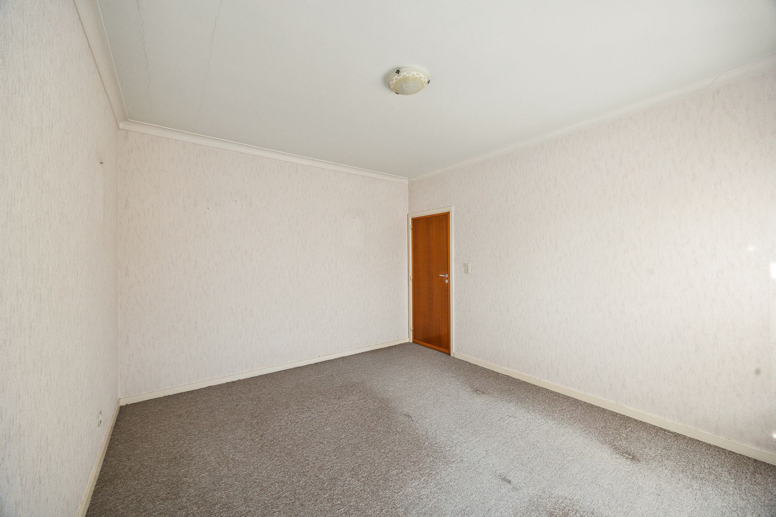 Ruime woning met renovatiepotentieel, garage en zuid tuin in Putte-Kapellen. foto 11