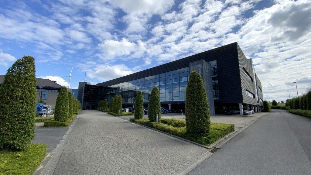 Instapklaar kantoor te huur nabij R8 in Kortrijk foto {{pictureIndex}}