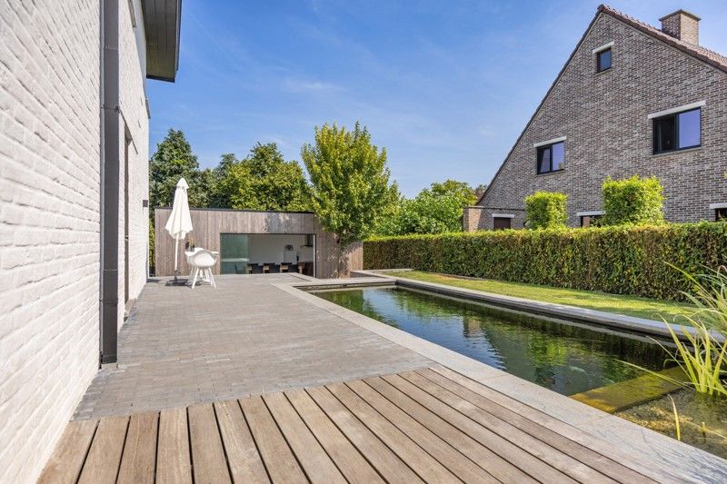 Zeer energiezuinig, gelijkvloers appartement met tuin, poolhouse en zwemvijver foto 32