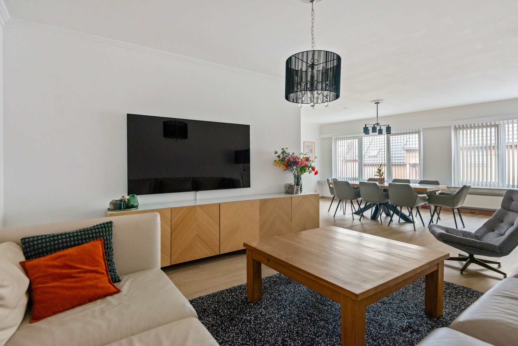 Volledig vernieuwd appartement zonder lift met ruim terras foto {{pictureIndex}}