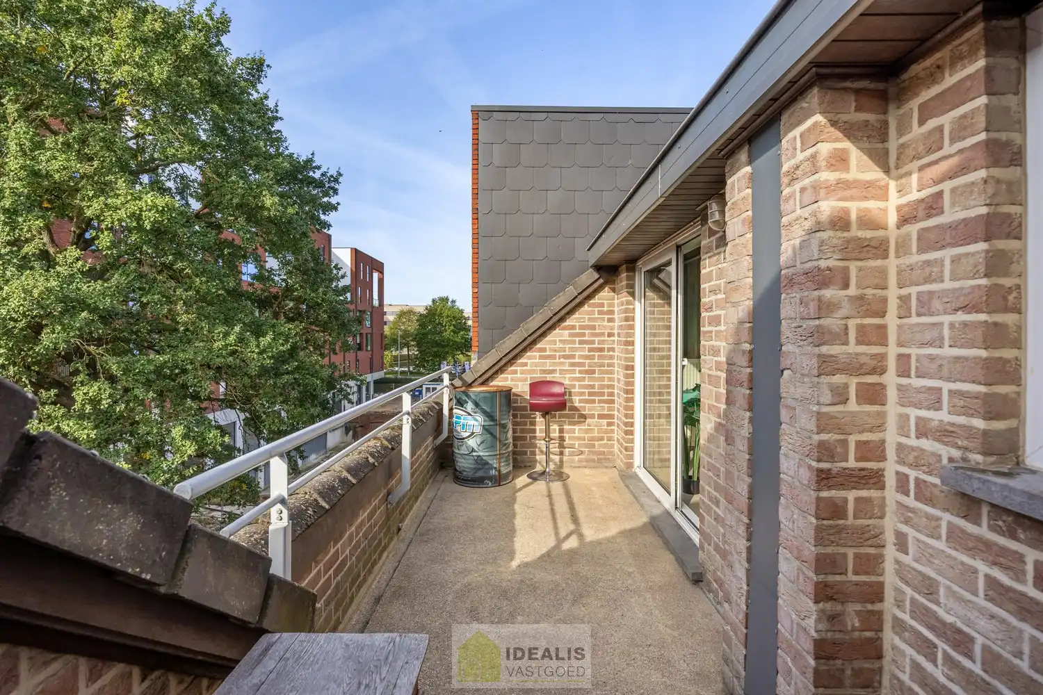 IDEALIS VASTGOED – KNAP APPARTEMENT GELEGEN OP UITERST CENTRALE LOCATIE TE OVERPELT, PELT. Dit knappe appartement met bouwjaar 2000 omvat een aangename ca.72m² en  biedt plaats aan een lichtrijke leefruimte met aansluitend goed onderhouden keuken, 2 knappe slaapkamers, badkamer en dakterras! Een fraai appartement, zeer geschikt voor kandidaten op zoek naar betaalbare woonruimte vlak bij het centrum van (Over)Pelt! foto 19