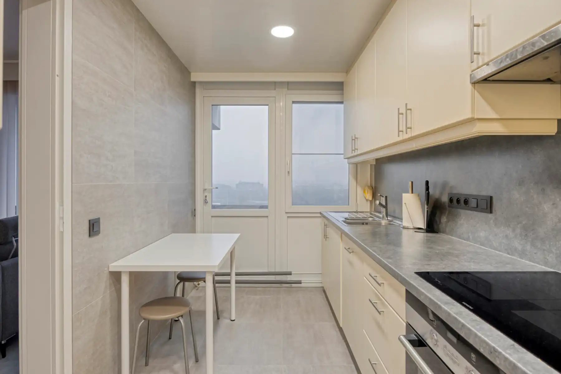 Instapklaar appartement met twee slaapkamers en een terras. foto 4