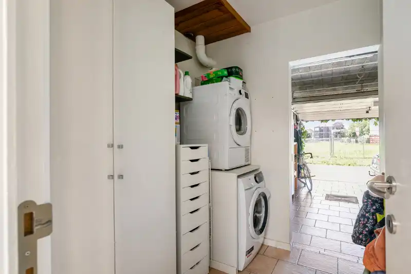 VERZORGDE INSTAPKLARE RIJWONING MET GARAGE EN GEZELLIGE TUIN foto 10
