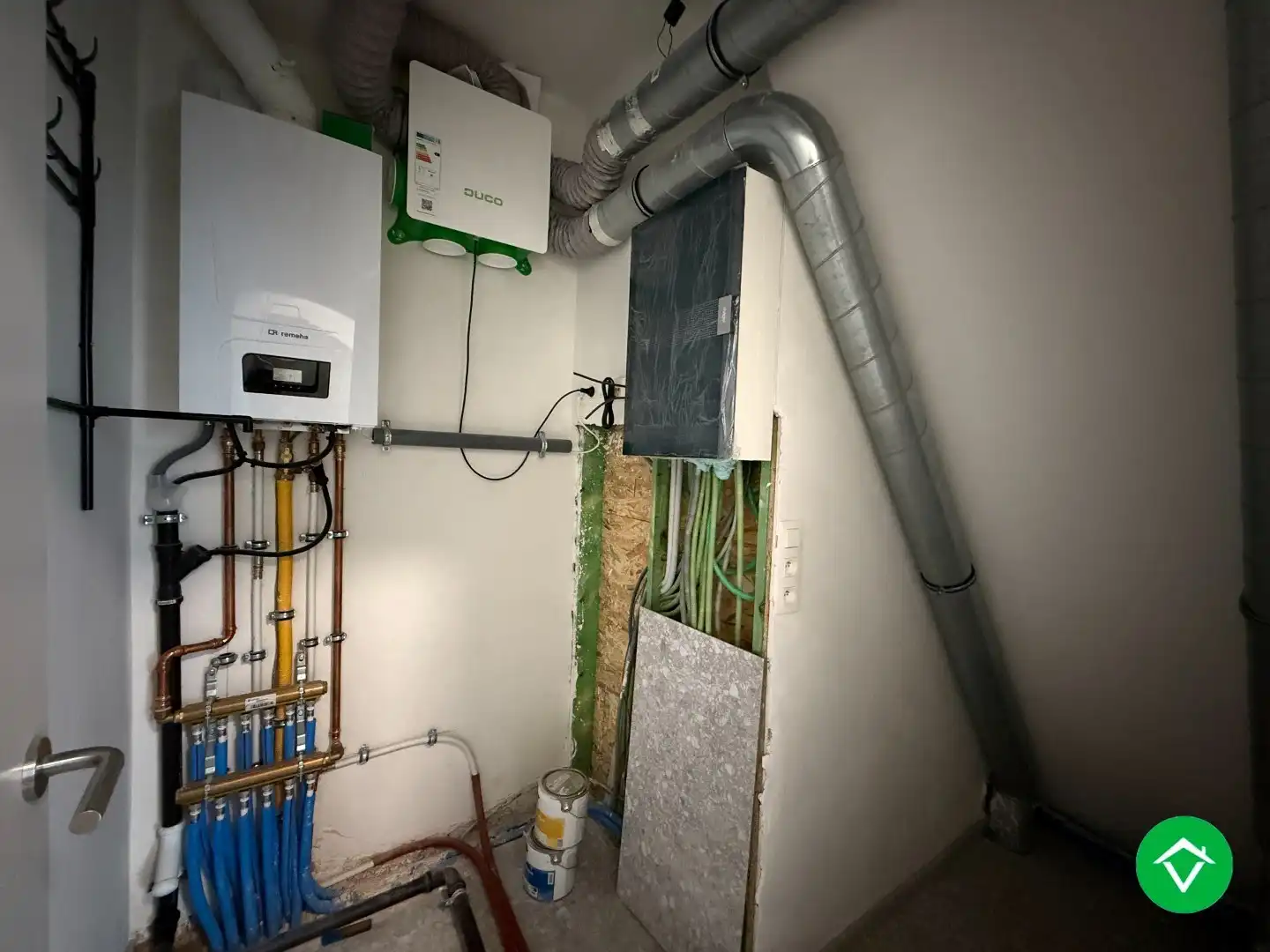 Volledig gerenoveerde rijwoning met 3 slaapkamers en terrastuin in centrum Roeselare foto 13