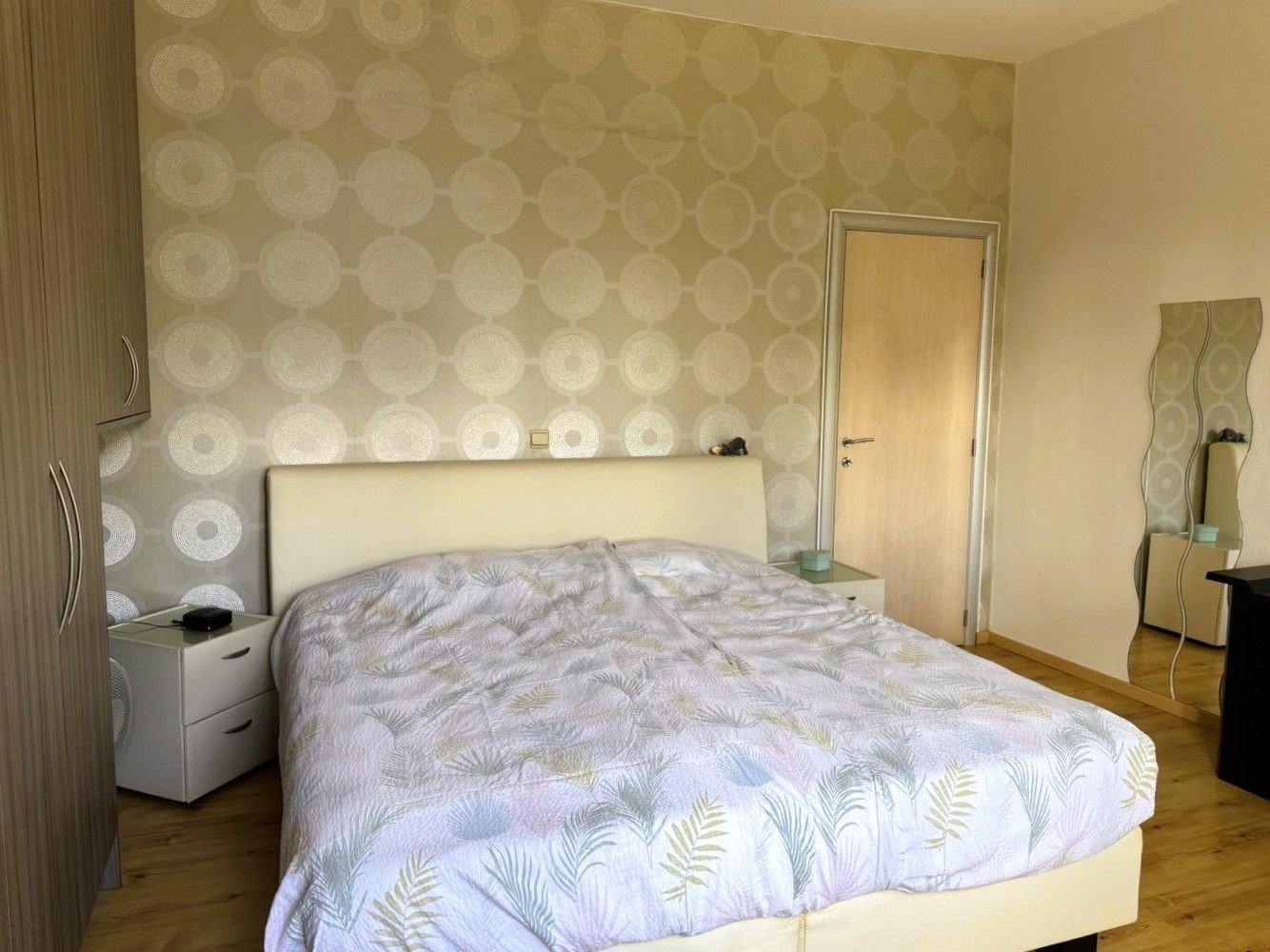 Verrassend ruime woning met achteringang met privéparkeerplaatsen foto 18