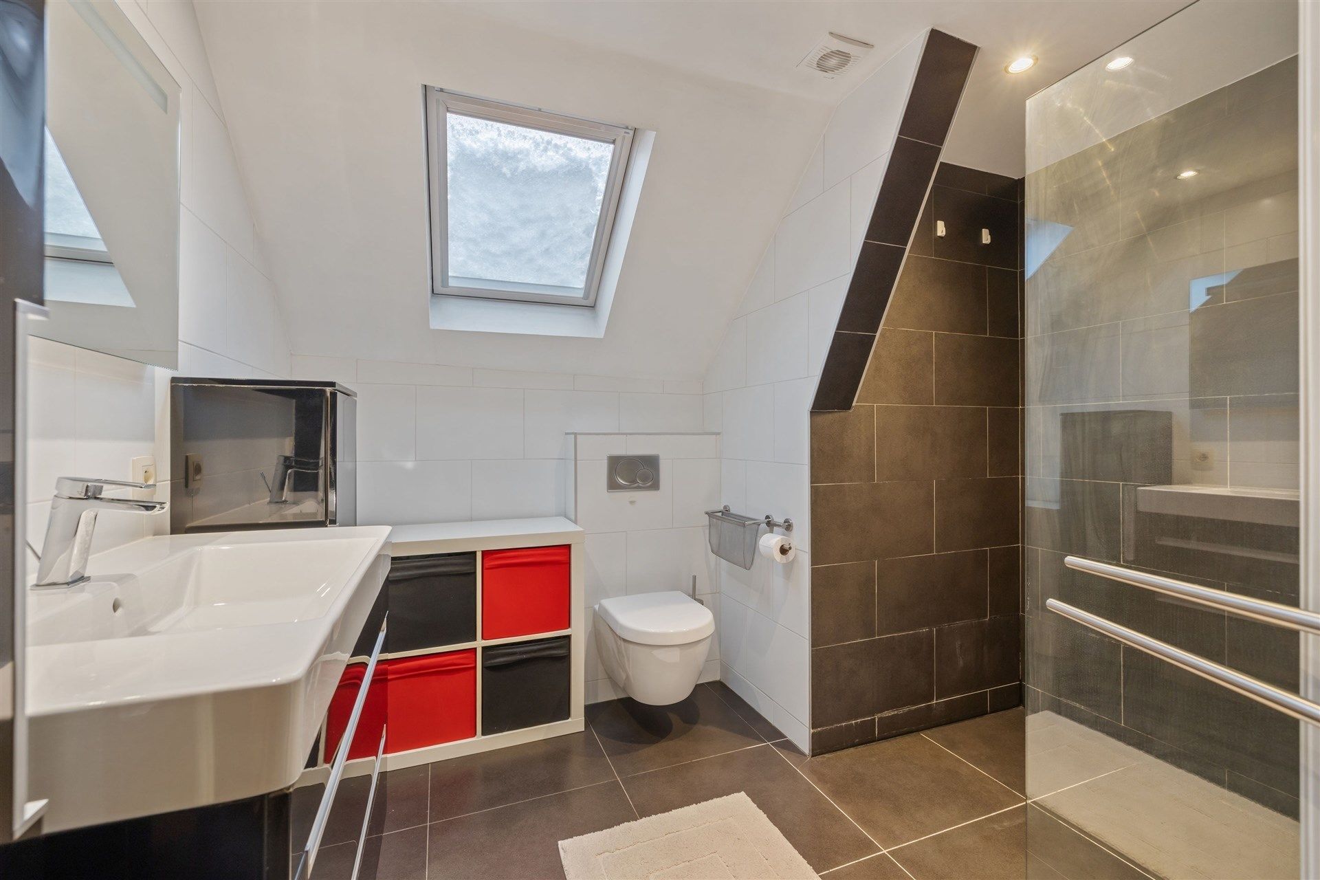 Instapklare gezinswoning met 3 slaapkamers en garage foto 12