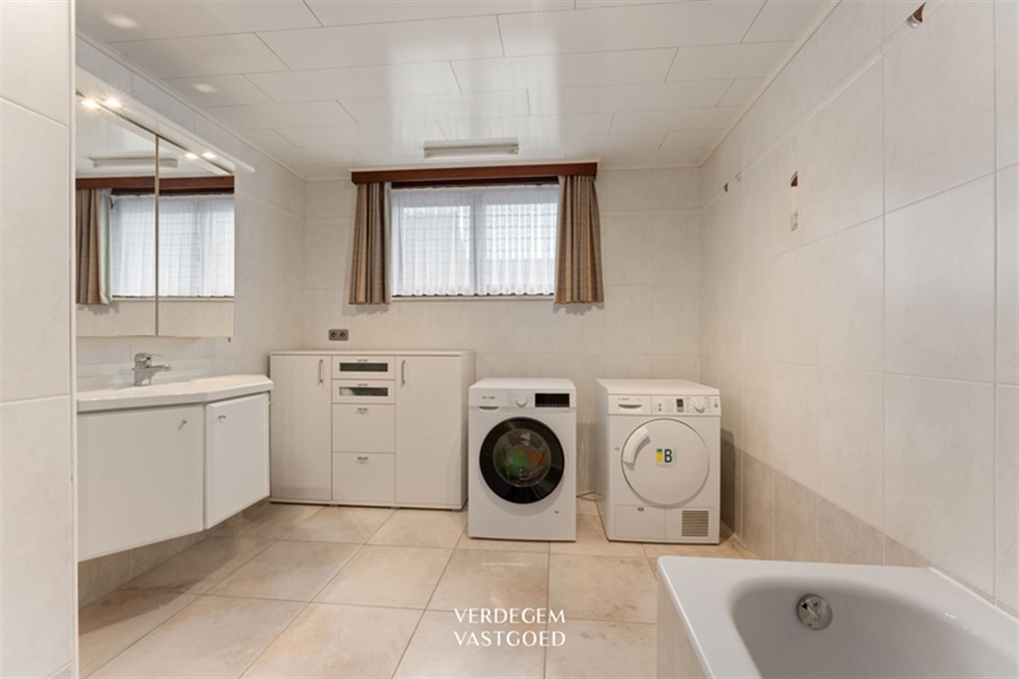Woning op toplocatie in landelijke stijl met 5 slaapkamers en zonnige tuin foto 12
