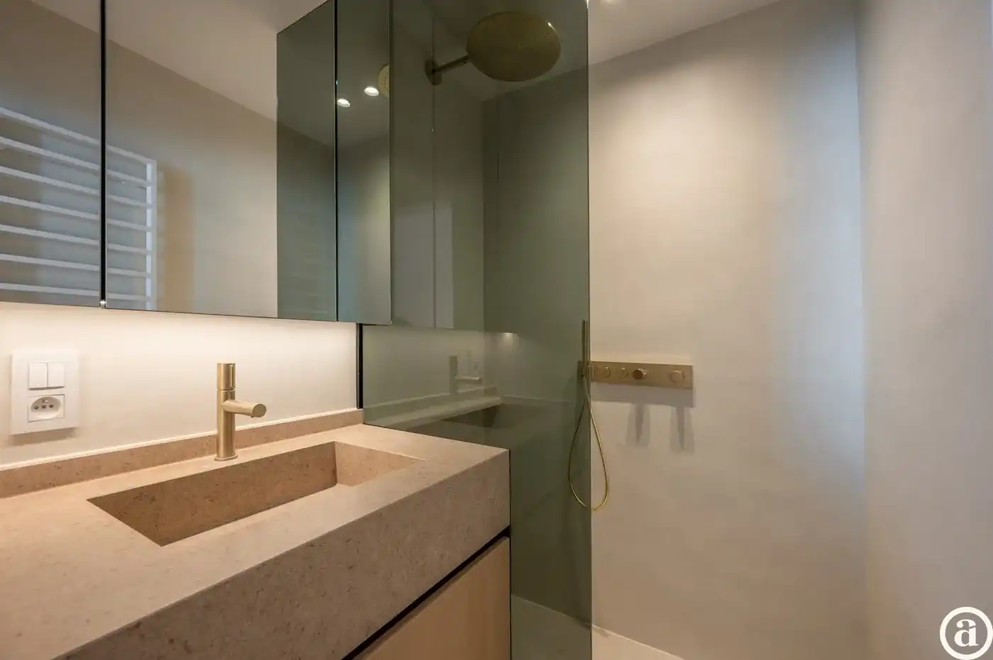 Luxueus gerenoveerd hoekappartement met zeezicht vlakbij de wandeldijk in het Zoute. foto 22