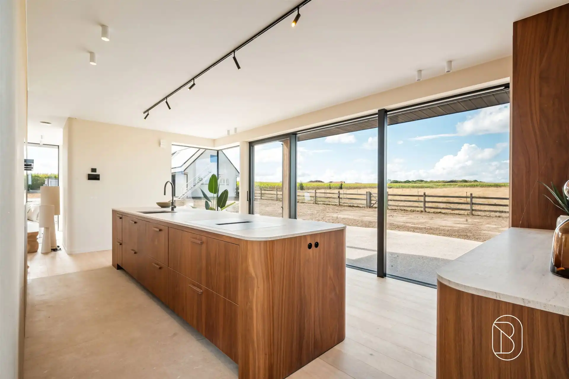 Prachtig gelegen klassewoning met paardenstallen.  foto 16