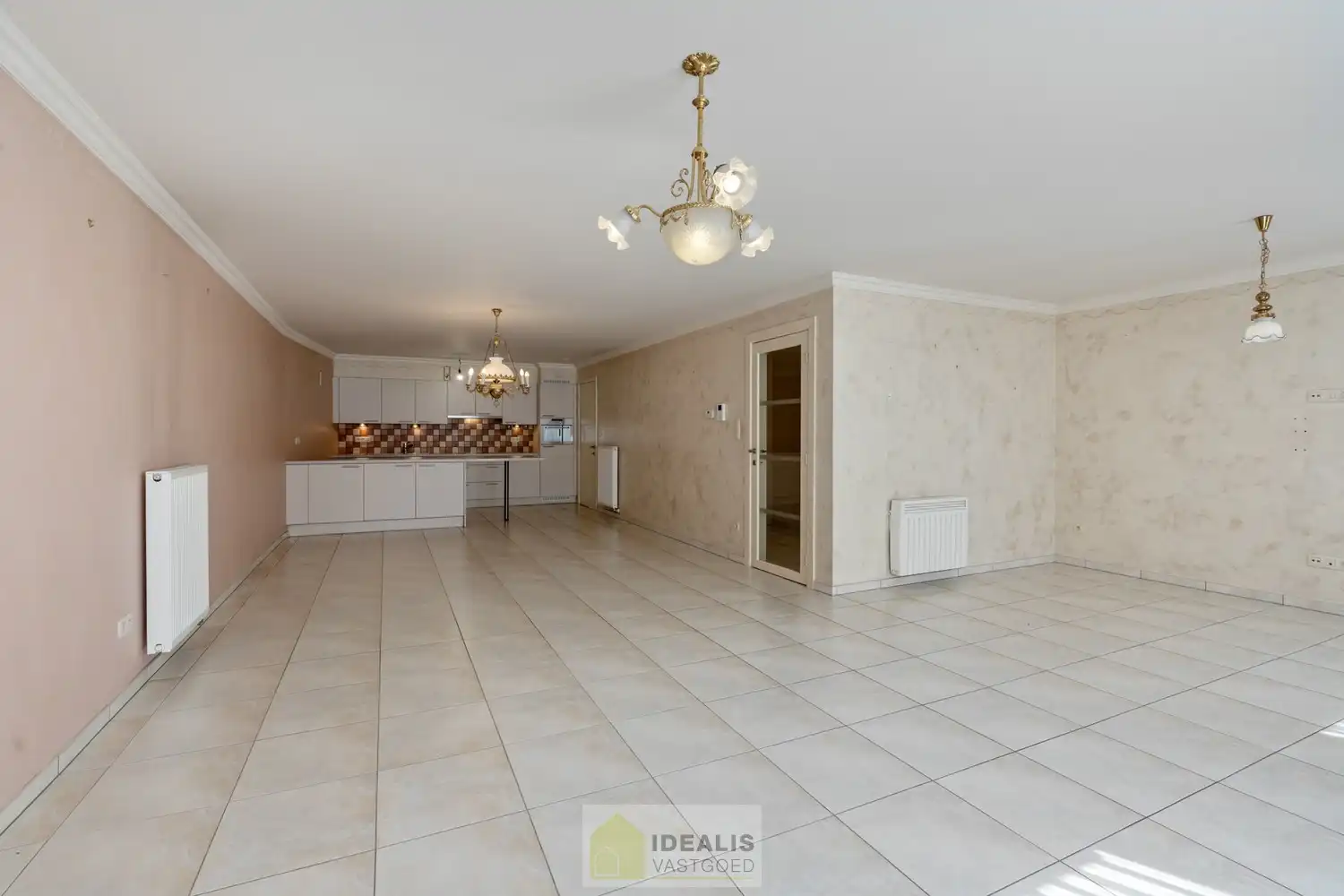 IDEALIS VASTGOED - PRACHTIG  EN LUXUEUS GELIJKVLOERS APPARTEMENT VAN MAAR LIEFST +-122M² IN EEN KLEINSCHALIGE RESIDENTIE MET 2 SLAAPKAMERS, AANGENAME LEEFRUIMTE MET AANSLUITEND KEUKEN MET KEUKENEILAND, BADKAMER VOORZIEN VAN BAD EN DOUCHE, ZEER RUIME GARAGE (+-28M²) EN TERRAS MET AANGELEGDE TUIN . Zeer geschikt voor kandidaten op zoek naar betaalbare woonruimte in zeer goede staat vlak bij de stadskern van Bree! foto 7