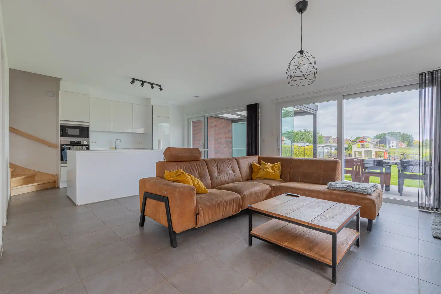 Recente driegevelwoning met zonnepanelen en vloerverwarming foto 3