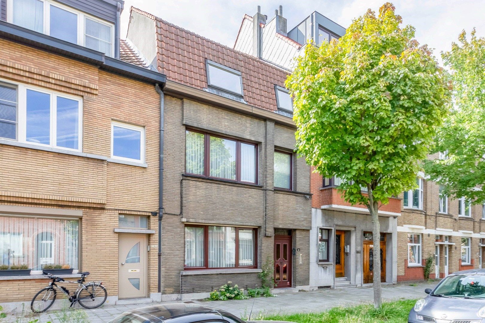 Hoofdfoto van de publicatie: Ruime woning met tuin en dubbele garage in Gent 
