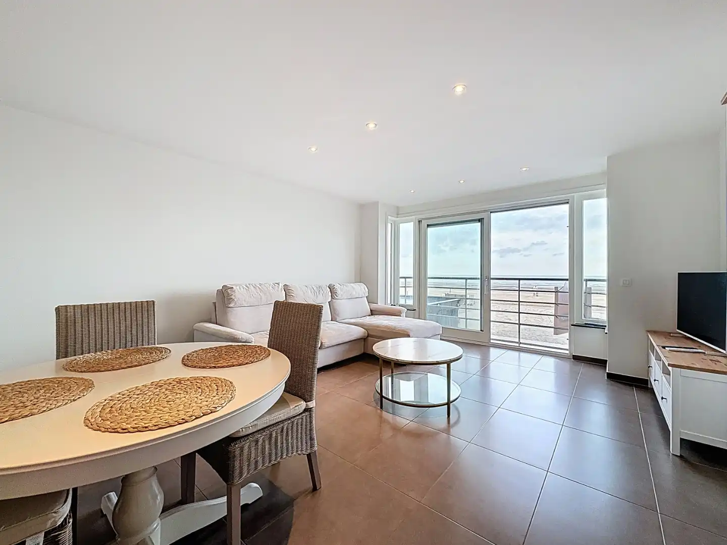 Instapklaar appartement op de Zeedijk van De Panne. foto {{pictureIndex}}