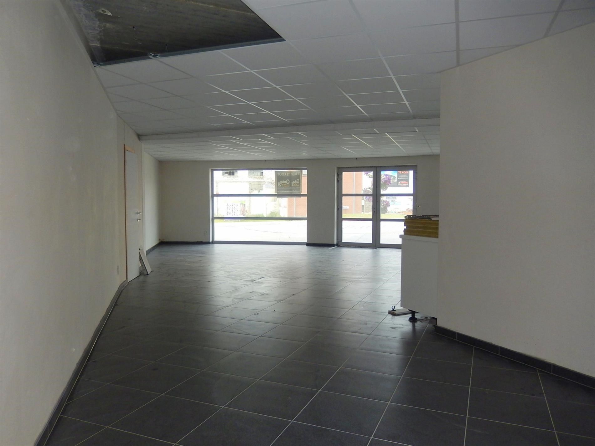 Goed gelegen handelspand op commerciële ligging te Lichtervelde foto 6