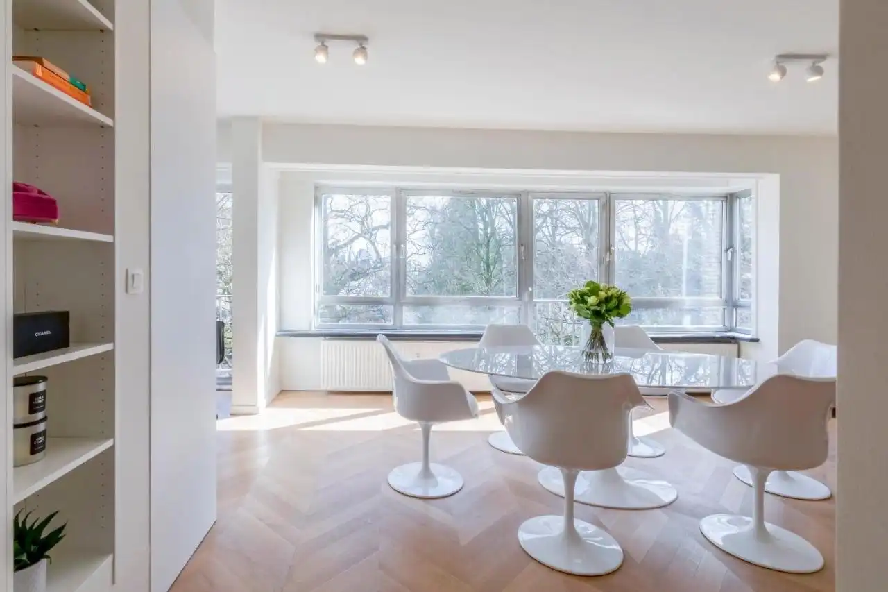 Exclusief gerenoveerd 3-slaapkamerappartement met prachtig zicht op het Citadelpark en parkeerplaats foto {{pictureIndex}}