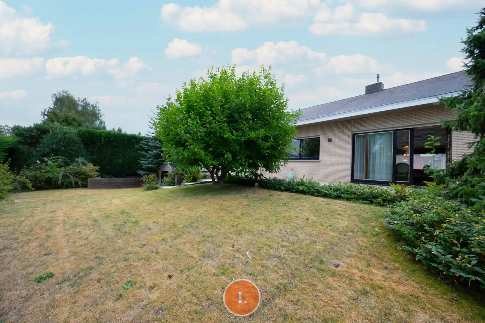 Alleenstaande statige bungalow met tuin en garage foto 9