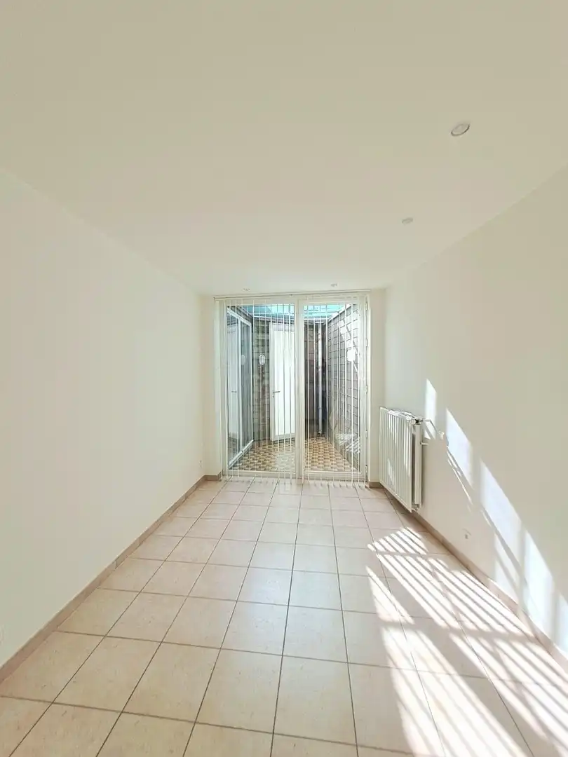 Lichtrijk gelijkvoers appartement met tuin en 2 slaapkamers en garage foto 17