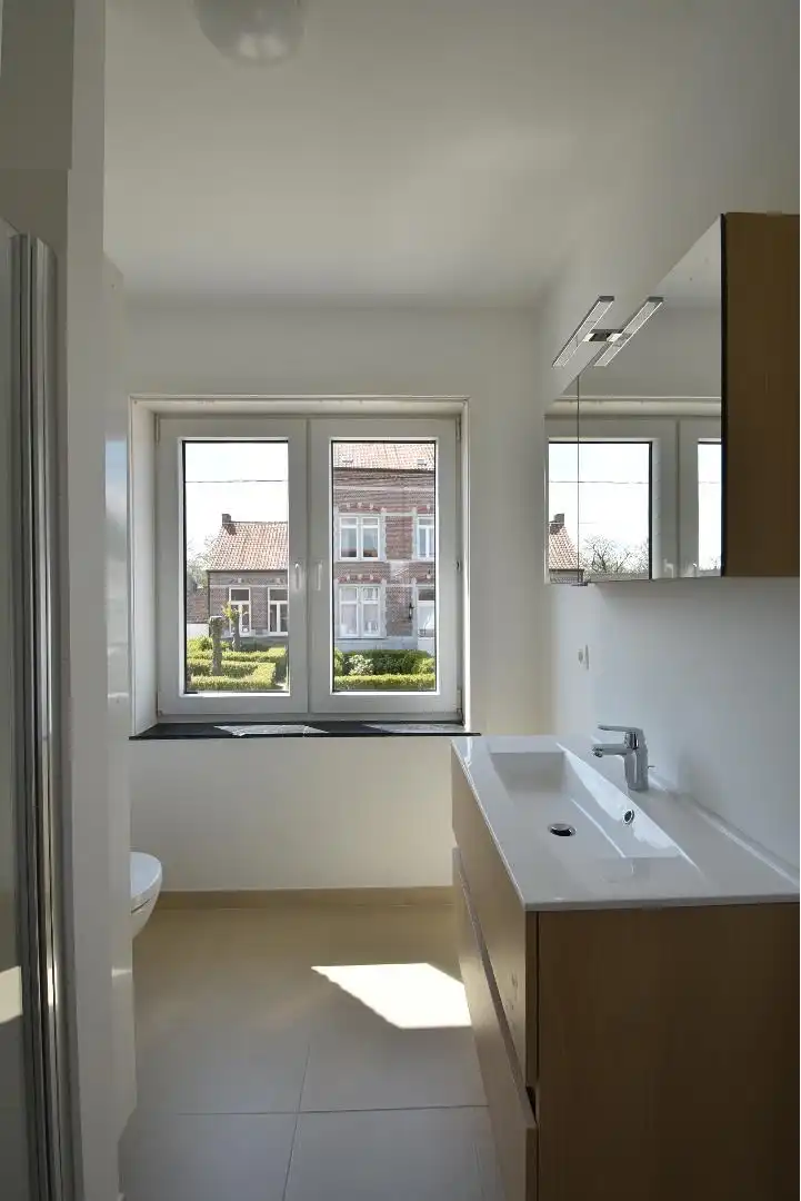 Fris en luchtig gerenoveerde woning met drie slaapkamers, terras, en garage, inbegrepen de stroom via zonnepalen.  foto 25