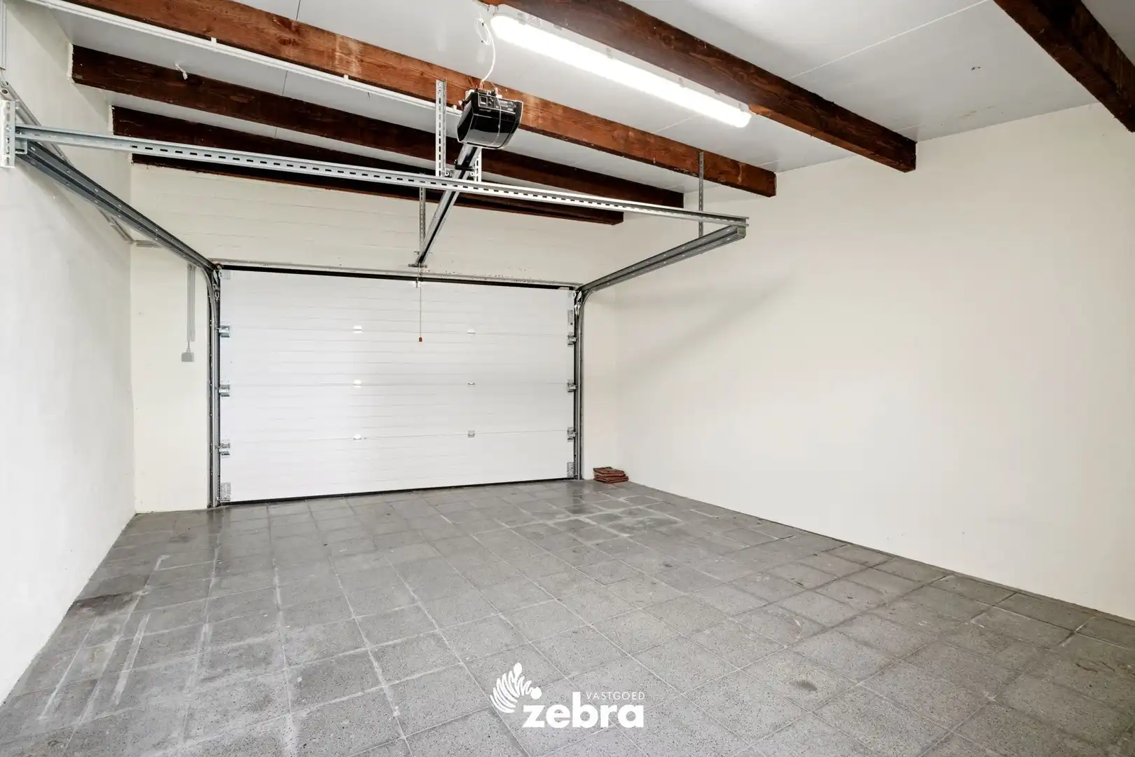 Stijlvolle woning met garage en achterliggende uitweg! foto 24