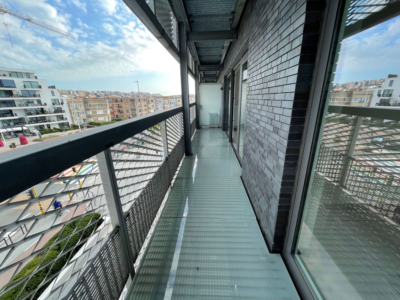 Instapklaar appartement met twee slaapkamers en terras met uitzicht op het Stationsplein. foto 5