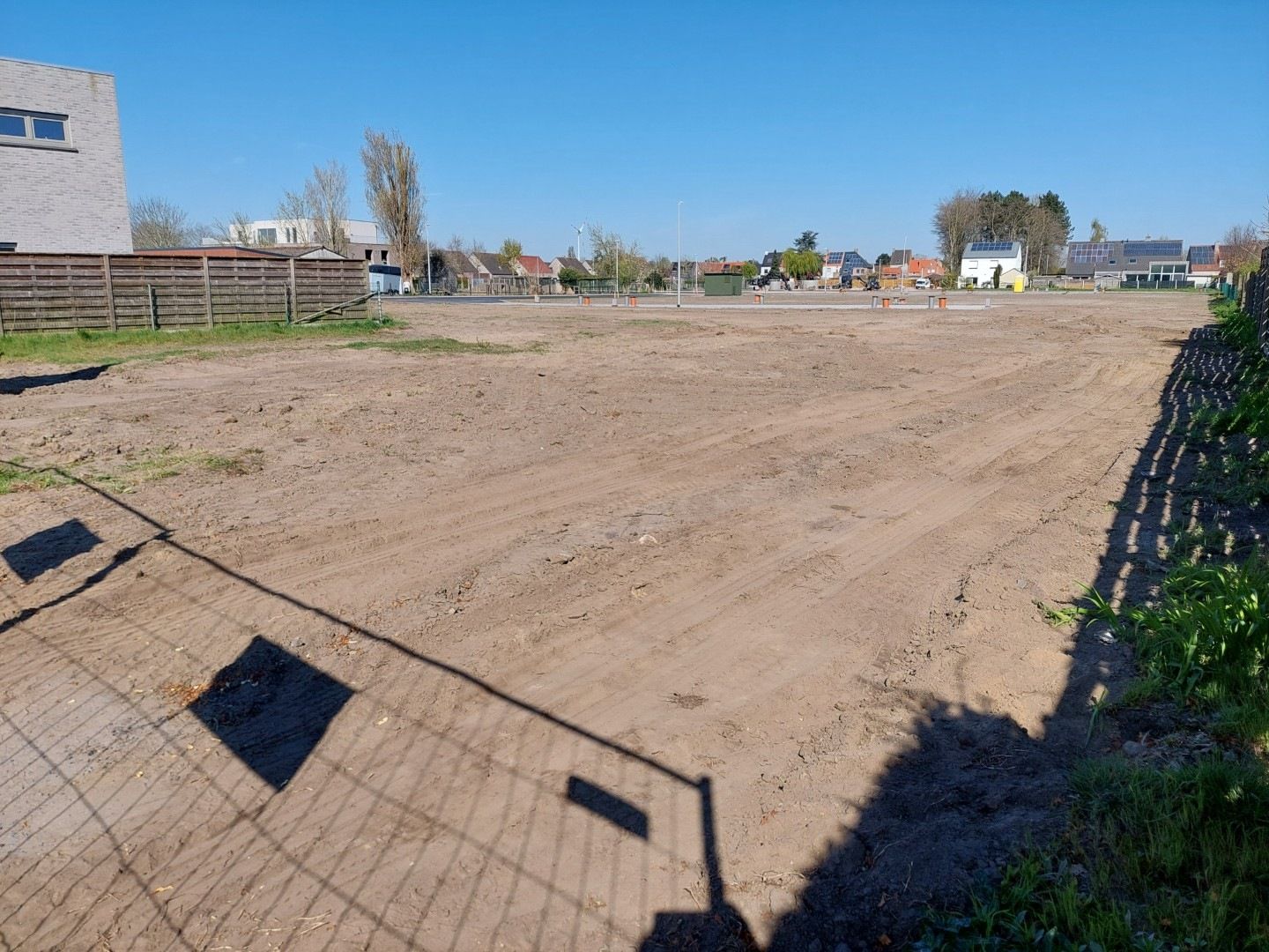 Nieuwe bouwgronden voor open bebouwing dicht bij het centrum foto {{pictureIndex}}