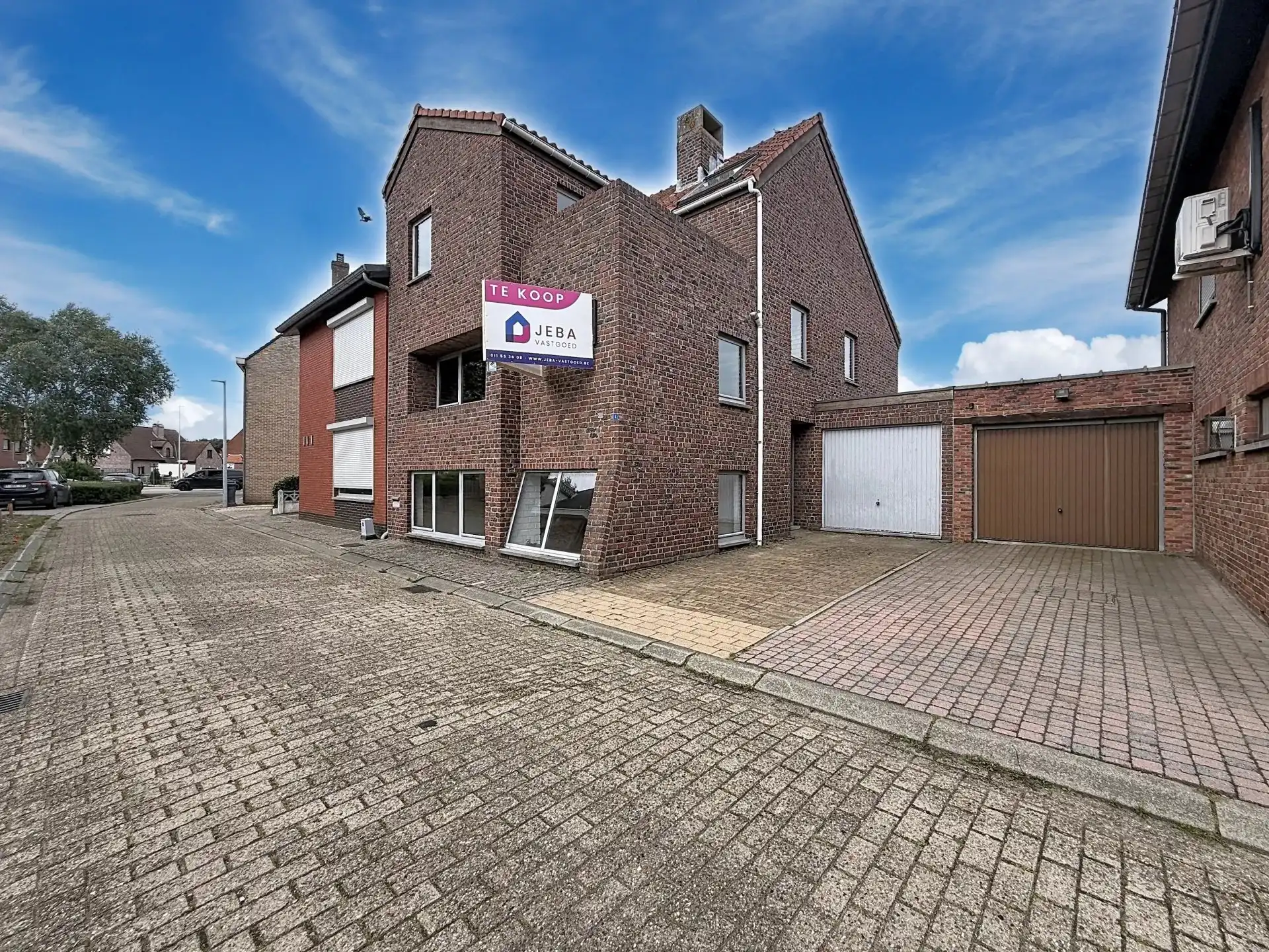 Verrassend ruime woning met 4 slaapkamers en mogelijke praktijkruimte foto {{pictureIndex}}
