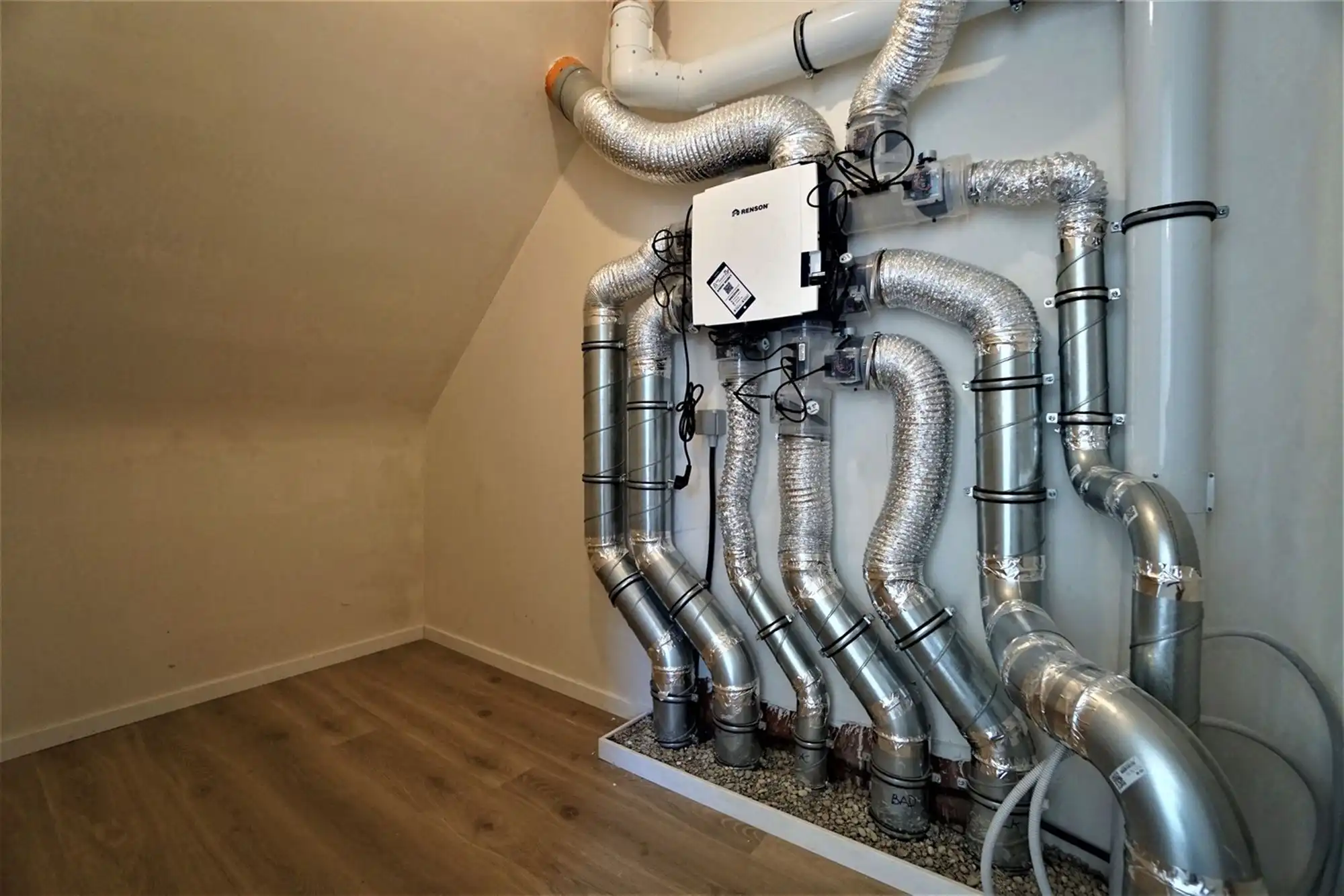 Mooi afgewerkte halfopen woning met 4 slaapkamers en inpandige garage foto 20