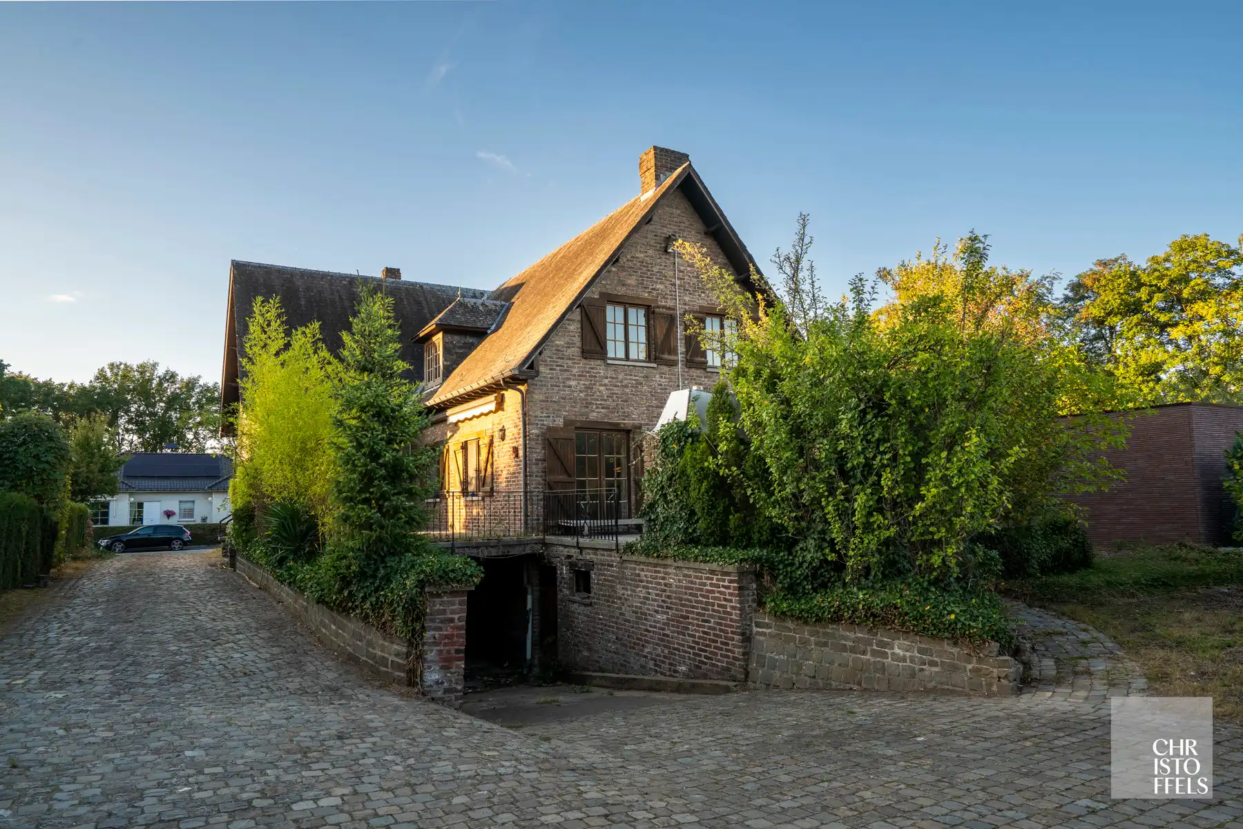 Hoofdfoto van de publicatie: Te renoveren landhuis met bijgebouw van ca 70m² op perceel van 1.390 m² 