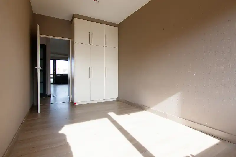 LICHT OP TE FRISSEN 2-SLAAPKAMERAPPARTEMENT MET GEMEENSCHAPPELIJKE PARKEERPLAATSEN VOOR BEWONERS OP TOPLOCATIE BINNEN DE KLEINE RING! foto 19