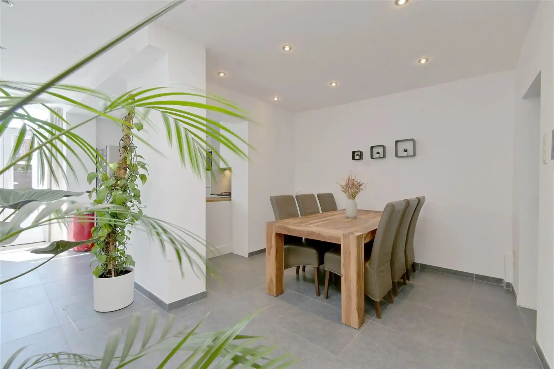 Gerenoveerde woning met 4 slpk's en gezellige zuid-tuin! foto 4