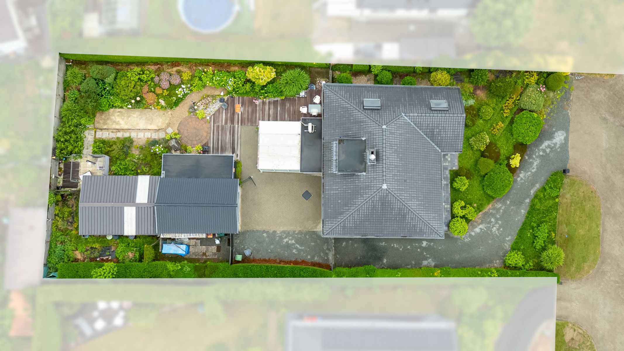 Instapklare en goed onderhouden villa met tuin en garage foto 3