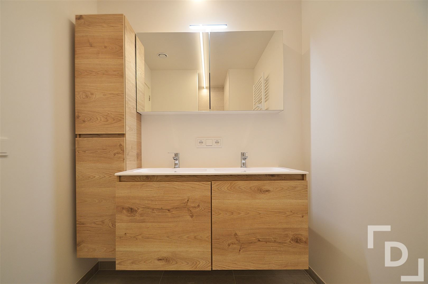 Nieuwbouwappartement van hoogwaardige afwerking met staanplaats te huur in centrum Ieper foto 8